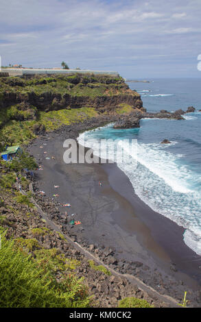 Playa el Bollullo, beliebten schwarzen Sandstrand von El Rincon, Puerto de la Cruz, Teneriffa, Kanarische Inseln, Spanien Stockfoto