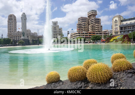 Brunnen am Place d'Espagne, hinter dem Palacio Insular, Regierung und Verwaltung Gebäude, Teneriffa, Kanarische Inseln, Spanien Stockfoto