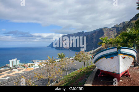 Los Gigantes, das Dorf und die steilen Klippen an der Westküste der Insel, Teneriffa, Kanaren, Spanien Stockfoto