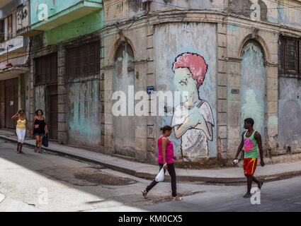 Vier kubanischen Menschen gehen in den Rahmen, da ich ein Motiv auf der Ecke einer Straße in Centro Havanna an einem Morgen erfassen in Kuba, im November 2015 gesehen. Stockfoto