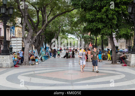 Einheimische füllen Sie den Rahmen auf den von Bäumen gesäumten Boulevard mit dem Prado (Paseo del Prado) in Havanna ein Samstag Nachmittag im Jahr 2015 bekannt. Einige sind Verkauf pro Stockfoto