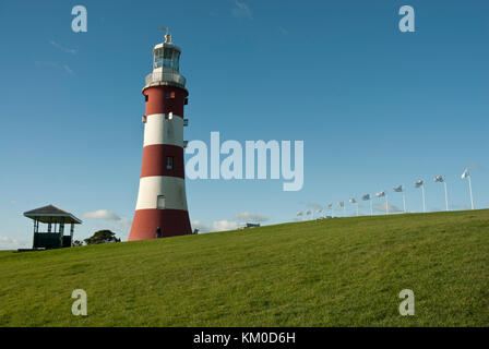 Gegen einen strahlend blauen Himmel iconic smeatons Turm Leuchtturm in markanten roten und weißen Streifen bemalt, stehend auf Plymouth Hoe. Stockfoto