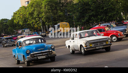 Ein Frame der klassischen Autos reisen entlang der Prado in Havanna während des Sommers von 2014. Paseo del Prado ist die Hauptverkehrsstraße, teilt La h Stockfoto