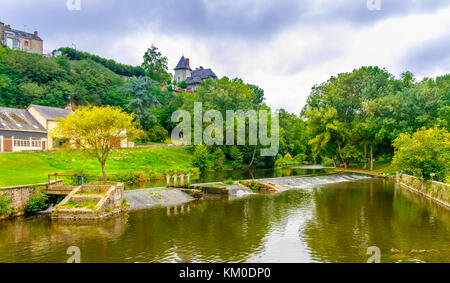 Fluss Varenne in Ambrieres-Les-Vallees ein Dorf in der Mayenne im Sommer, Frankreich Stockfoto