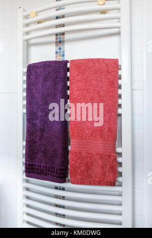 Moderne beheizte Handtuchhalter hängend auf Marmor gefliestes