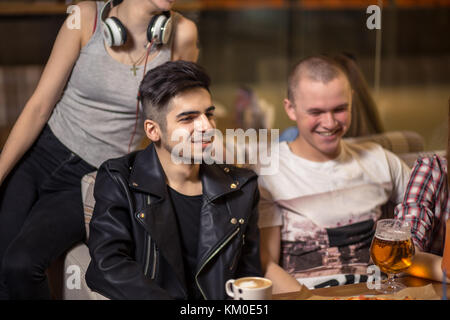 Gruppe von Menschen trinken Kaffee im Cafe Konzept Stockfoto