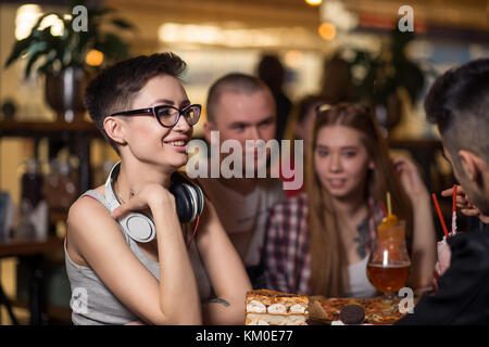 Die Leute trinken Kaffee im Cafe Konzept Stockfoto