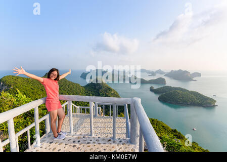 Frau Tourist auf dem Balkon ist Peak View Point von ko Wua Ta Lap Insel und schöne Natur Landschaft bei Sonnenaufgang über dem Meer in Mu Ko Ang Thong Stockfoto