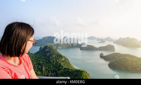 Frau Tourist auf Peak View Point von ko Wua Ta Lap Insel suchen schöne Natur Landschaft bei Sonnenaufgang über dem Meer in Mu Ko Ang Thong National Pa Stockfoto