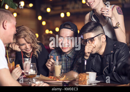 Die Leute trinken Kaffee im Cafe Konzept Stockfoto