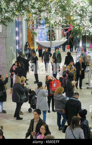 Menschenmassen Einkaufen bei Macy's Flaggschiff Kaufhaus in der Herald Square während der Ferienzeit, NYC Stockfoto