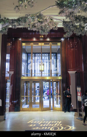 Saks Fifth Avenue Flagship Store in der Urlaubszeit, NYC, USA Stockfoto