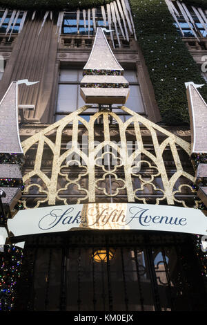 Saks Fifth Avenue Flagship Store in der Urlaubszeit, NYC, USA Stockfoto