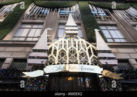 Saks Fifth Avenue Flagship Store in der Urlaubszeit, NYC, USA Stockfoto