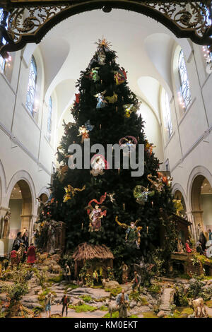 Weihnachtsbaum in der Medieval Sculpture Hall, dem Metropolitan Museum of Art, New York City, USA Stockfoto