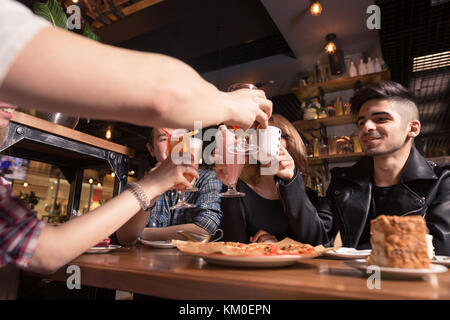 Leute, die Freundschaft miteinander Coffee-Shop-Konzept Stockfoto