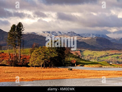 Herbst Licht auf kluge een Tarn Stockfoto