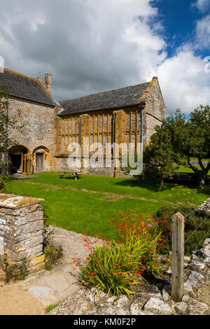 Nur der Abt Haus des ehemaligen mittelalterlichen Benediktinerabtei und die Positionen der Wände und Gebäude bleiben in Muchelney, Somerset, England, Großbritannien Stockfoto