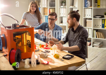 Gruppe von Designern mit 3D-Drucker Stockfoto