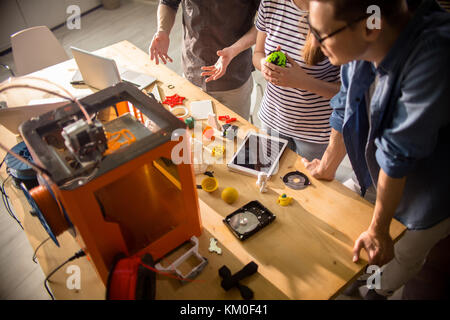 Kreative Designer mit 3D-Drucker Stockfoto