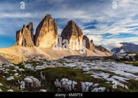 Sonnenuntergang auf dem Tre Cime di Lavaredo Berggipfel. Die Drei Zinnen Nature Park. Berglandschaft. Die Sextner Dolomiten. Italienische Alpen. Europa. Stockfoto