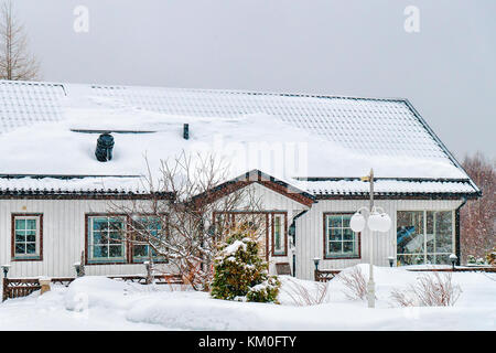 Ferienhaus im Winter Landschaft in Lappland, Finnland Stockfoto
