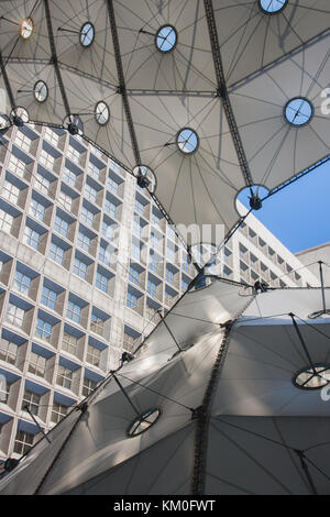 Innerhalb der Grande Arche im Geschäftsviertel von La Défense Paris. Frankreich Stockfoto