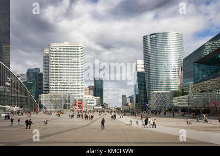 Frankreich, Paris, April 2008: Blick von den Stufen des Grande Arche de la Defense auf den Parvis de la Defense Stockfoto