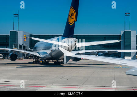 Blick aus einem Flugzeug der Lufthansa Airbus A380 auf dem Parkplatz am Flughafen Frankfurt. Stockfoto