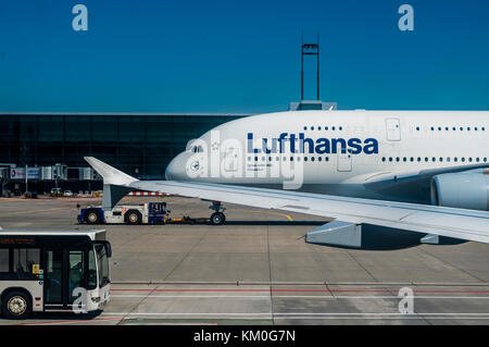 Blick aus einem Flugzeug der Lufthansa Airbus A380 auf dem Parkplatz am Flughafen Frankfurt. Stockfoto