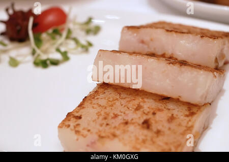 Nahaufnahme der pan fried Rübe Kuchen dim sum auf Tisch Stockfoto