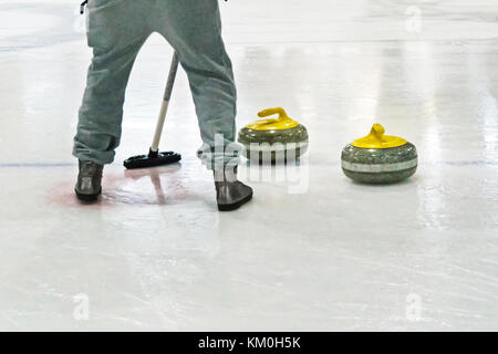 Spielen Sie eine Partie Eisstockschießen. olympischen Winterspiele Stockfoto