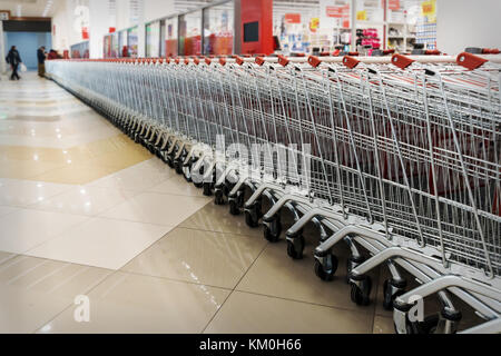Vielen leeren Einkaufswagen in einer Reihe. In einem großen Supermarkt. Die modernen und stilvollen Shopping Mall. Lebensmittelgeschäft Stockfoto