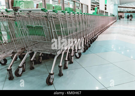 Supermarkt Einkaufswagen shopping Consumer Retail Business Konzept. In einem großen Supermarkt. Die modernen und stilvollen Shopping Mall. Lebensmittelgeschäft Stockfoto