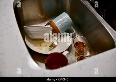 Schmutziges Geschirr in der Spüle Stockfoto