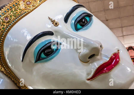 Ein Gesicht der liegende Buddha der Chauk Htat Kyi Pagode, Yangon, Myanmar Stockfoto