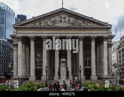 Die palladianischen Stil Eingang der Royal Exchange Gebäude in London. Es hat erstaunliche Gravuren an der Spitze an und griechischen Stil spalten. Liebe es :). Stockfoto