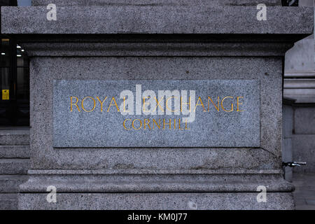 Screenshot des Royal Exchange Gravur rechts am Eingang, goldenen Buchstaben und schöner Stein. Es ist an der palladianischen Stil Eingang. Stockfoto