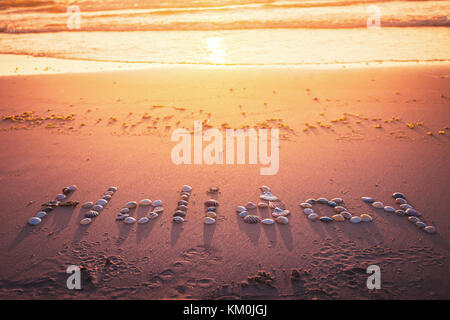 Urlaub text aus Muscheln im Sand am Strand. Strand Urlaub Konzept Stockfoto