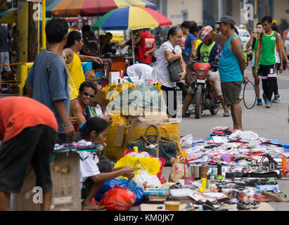 Eine typische Szene in der Innenstadt von Cebu City, Philippinen, an einem Sonntag Morgen, wo Straßenhändler erlaubt sind, Elemente auf der Straße verkaufen. Stockfoto