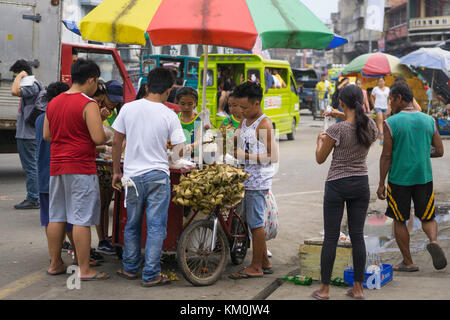 Eine typische Straßenszene in die Philippinen, wo Street Food aus einem kleinen Händler verkauft wird. Stockfoto