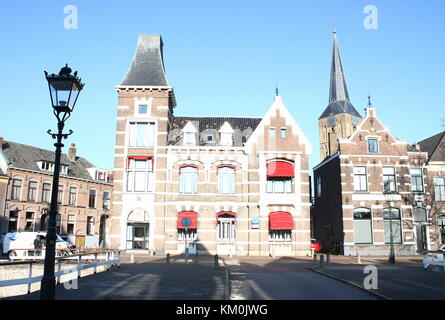 Burgwal Kanal, auf der Suche nach mittelalterlichen St. Nicolaaskerk (Bovenkerk) Kirche, Kampen, Niederlande Stockfoto