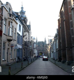 Mittelalterliche Broederpoort City Gate in der alten Hansestadt Kampen, Niederlande gesehen von Broederweg Straße. Stockfoto