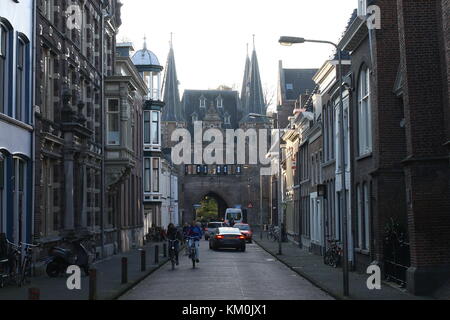 Mittelalterliche Broederpoort City Gate in der alten Hansestadt Kampen, Niederlande gesehen von Broederweg Straße. Stockfoto