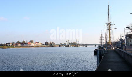 Segeln Schiffe entlang dem Fluss IJssel mit in bacground neue Stadt Brücke (Nieuwe Stadsbrug über De IJssel) Kampen, Overijssel, Niederlande Stockfoto