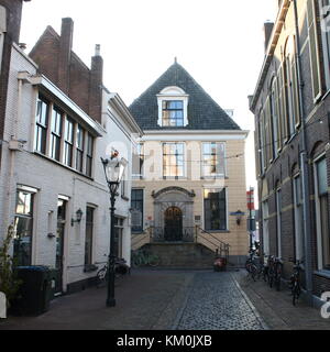 Torenstraat, Zentrum von Kampen, Niederlande. Am Ende der Straße 17. Jahrhundert formerr Lateinische Schule, heute ein Restaurant Stockfoto