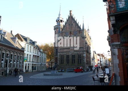 14./15. Jahrhundert gotischen ehemaligen Rathaus am Oude Raadhuisplein & Oudestraat in der alten Innenstadt von Kampen, Niederlande Stockfoto