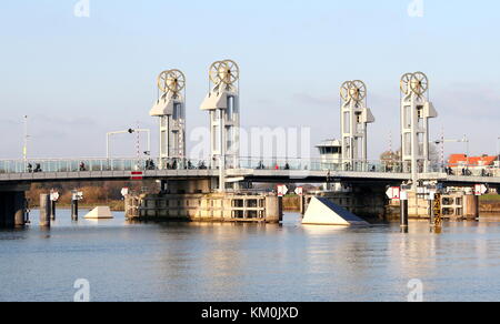 Neue Stadt Brücke über dem Fluss IJssel (Nieuwe Stadsbrug über De IJssel) in Kampen, Overijssel, Niederlande Stockfoto