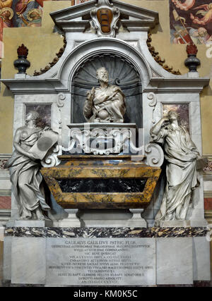 GALILEO Grab Santa Croce ( die Basilika di Santa Croce ist die wichtigste Franziskanerkirche in Florenz ) Italien ( Galileo Galilei 1564 - 1642 war ein italienischer Polymath. Galileo ist eine zentrale Rolle beim Übergang von der Naturphilosophie zur modernen Wissenschaft und bei der Umwandlung der wissenschaftlichen Renaissance in eine wissenschaftliche Revolution. ) Santa Croche Church and Museum, von Leon Battista Alberti 1470 Florence Italy ( Basilica di Santa Croce Franciscan Church of Florence, Italien. E Piazza di Santa Croce, Toskana, Italien, Grabstätten: Michelangelo, Galileo Galilei, Niccolo Machiavelli Stockfoto