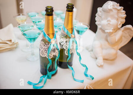 Zwei verzierte Flaschen stehend auf dem hochzeitstisch Stockfoto